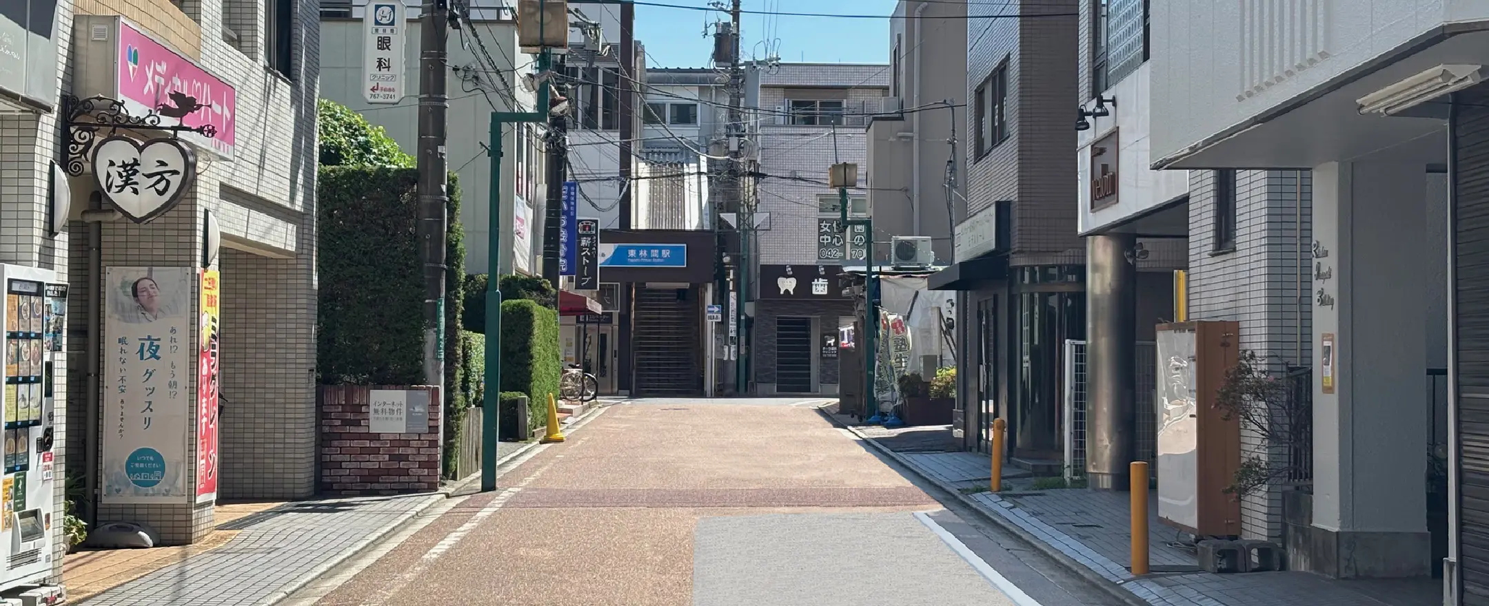 現地エントランスより撮影した周辺の風景写真。奥の方に東林間駅の入口が見えます。
